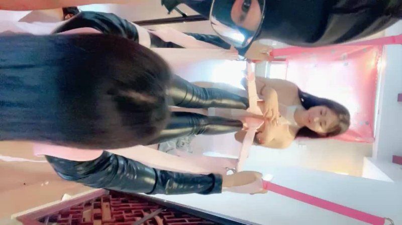 杏吧傳媒 帶著外女被四眼男雙飛皮褲肏完再肏少女